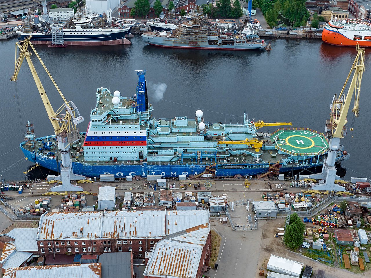 Ледокол «Урал» в процессе достройки у причальной стенки Балтийского завода в июле 2022 года