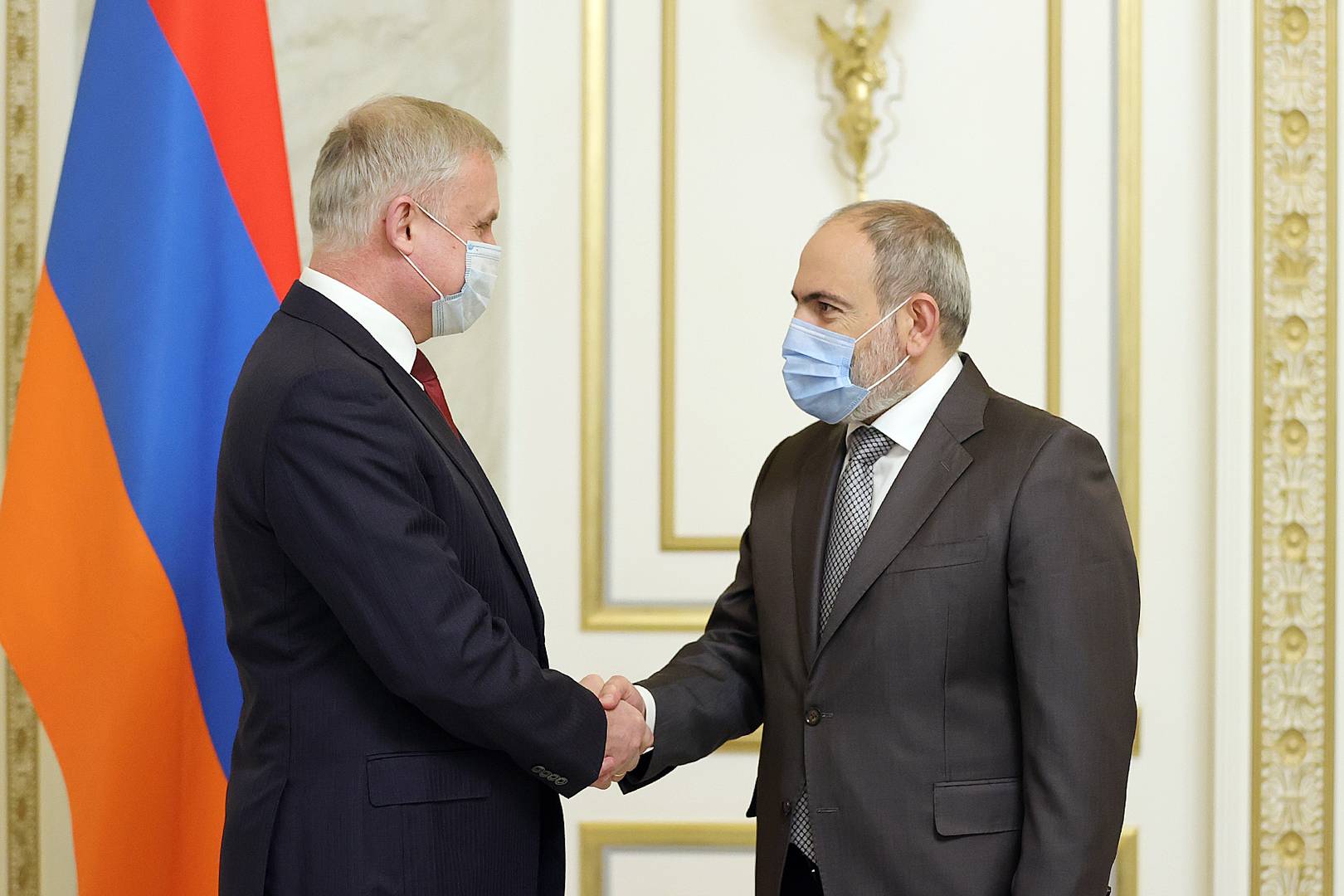 Генеральный секретарь ОДКБ Станислав Зась и премьер-министр Армении Никол Пашинян