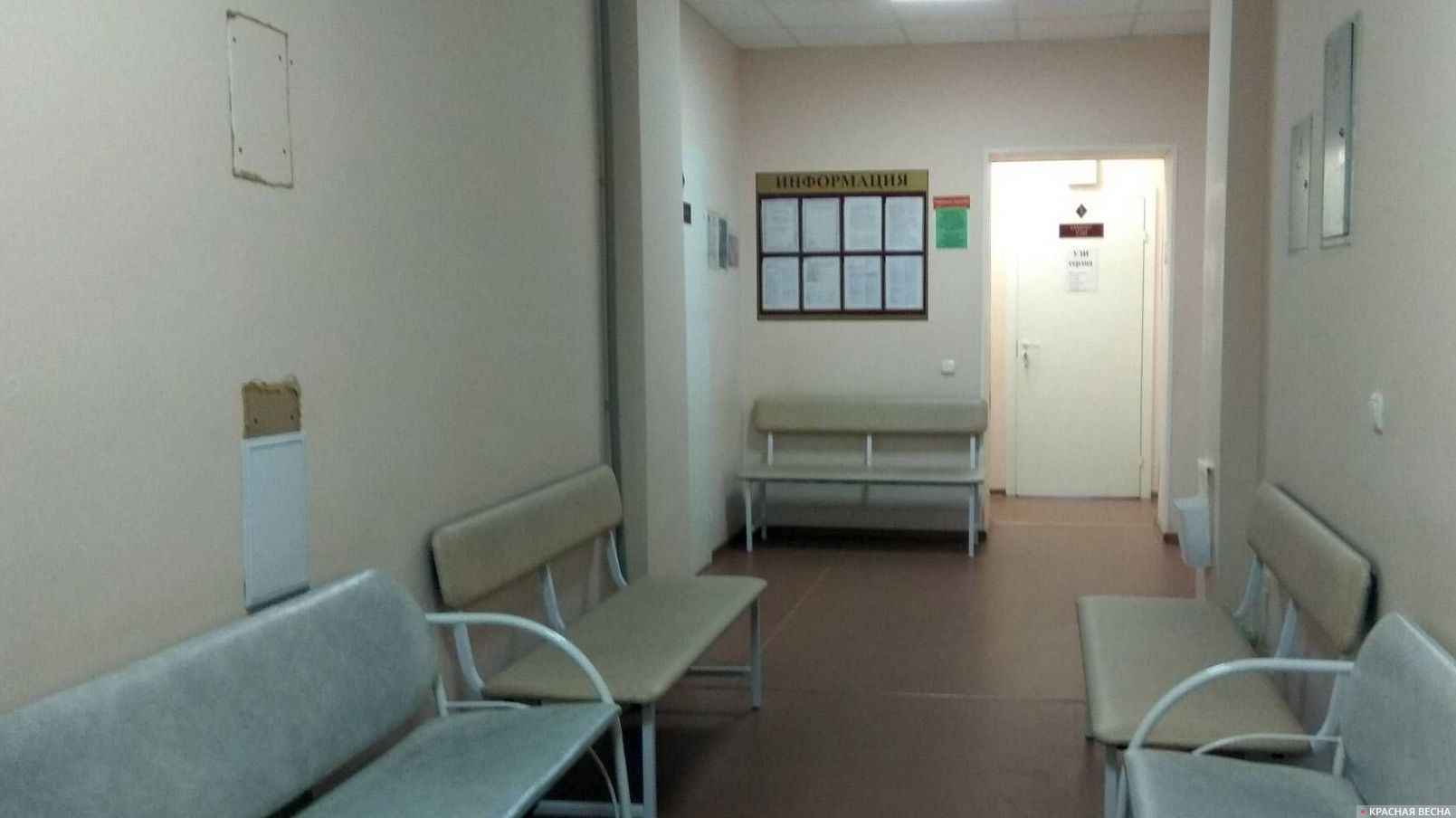 Пустой коридор отделения поликлиники