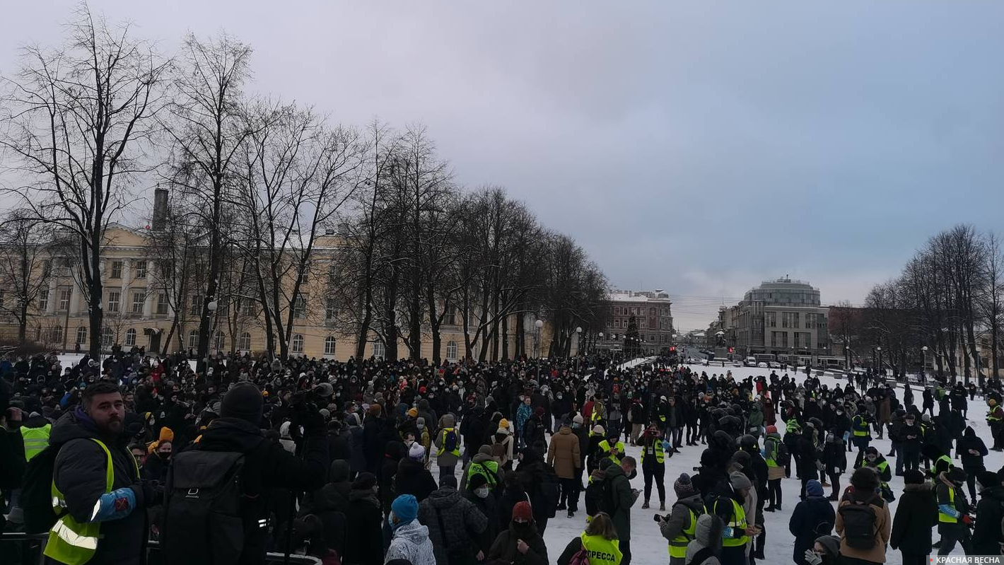 Санкт-Петербург. Протестующие собираются у ТЮЗа на Пионерской площади 