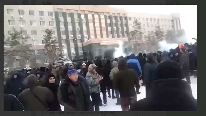 Протестующие возде здания областной админситрации в Актюбинске (Северо-Запад Казахстана)
