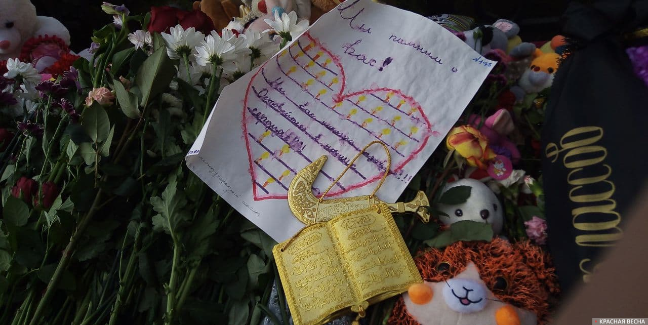 Мемориал у гимназии № 175 в Казани