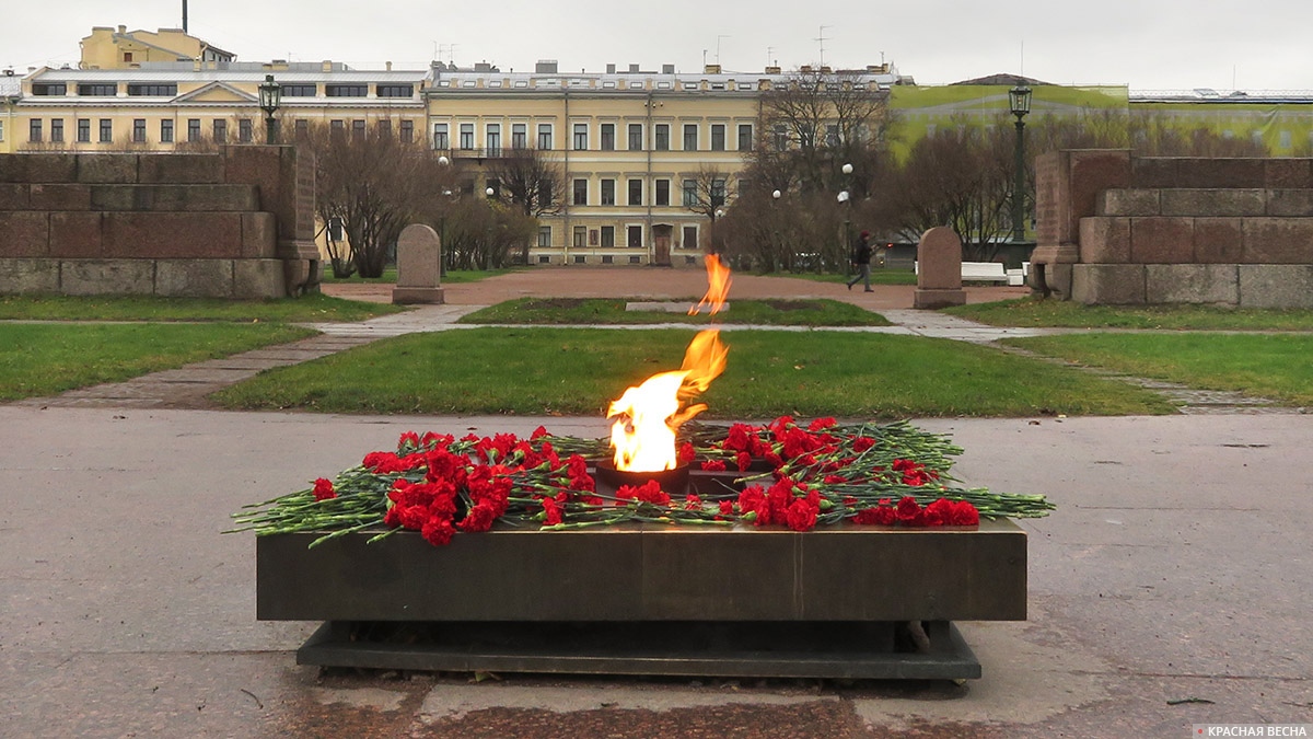 Вечный огонь на территории мемориального памятника «Борцам Революции», расположенного в парковом комплексе «Марсово поле» (Санкт-Петербург)