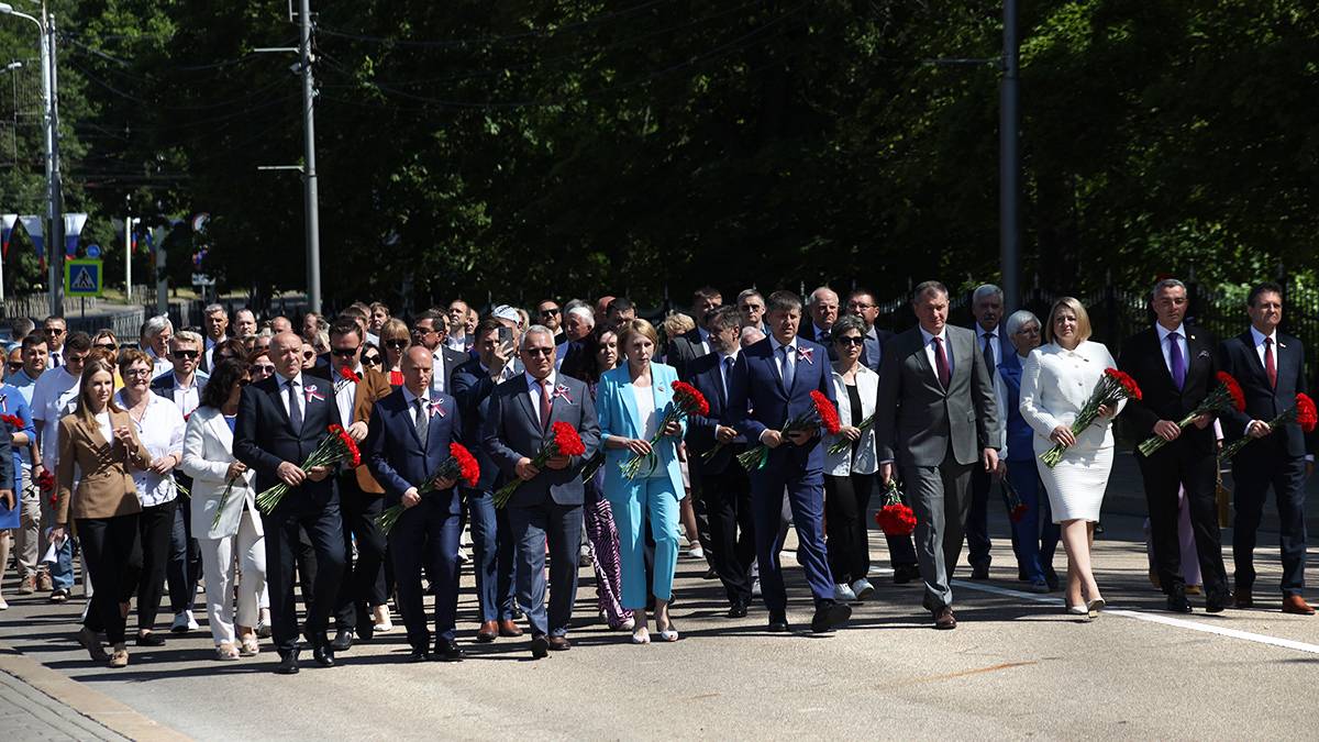 Делегация из Гродненской области Белоруссии совместно с руководством Калининградской области возложили цветы к мемориалу 1200 воинам-гвардейцам