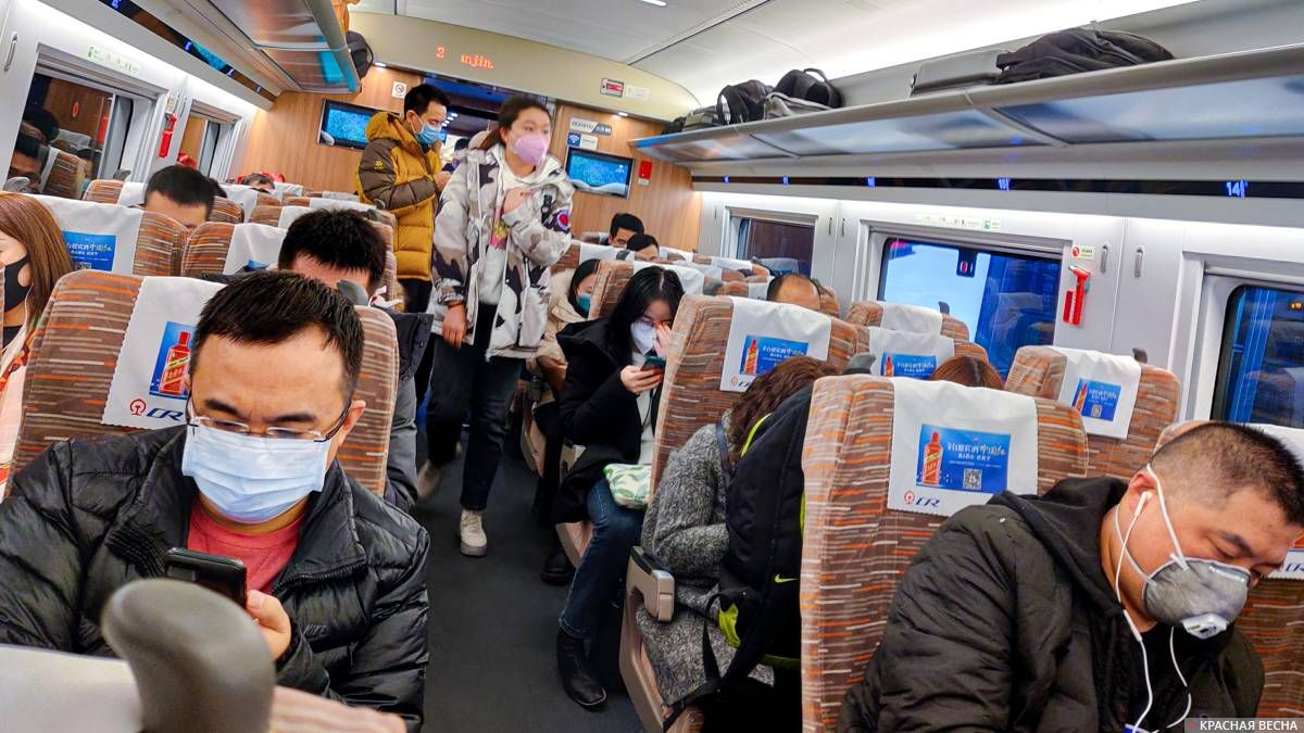 Люди в защитных масках в Китае
