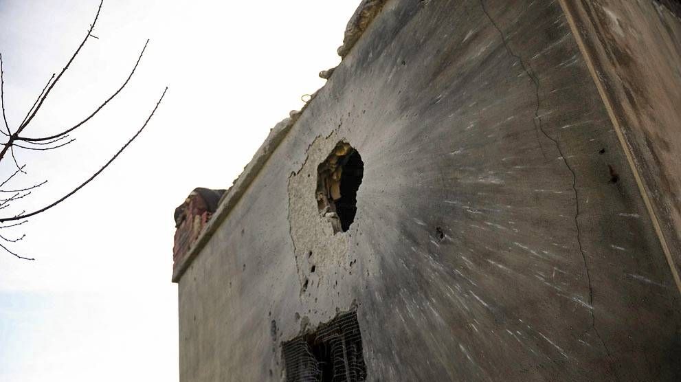 Стена Сирийского дома после обстрела