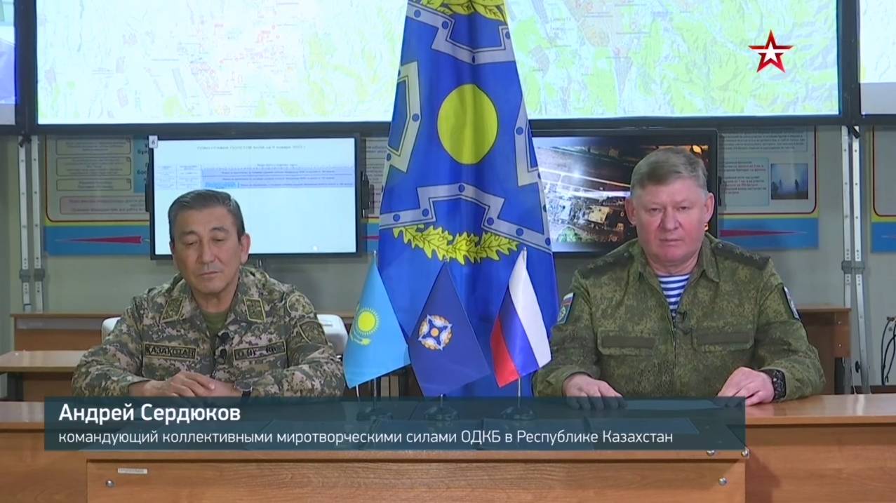 Замминистра обороны Казахстана Султан Гамалетдинов и командующий КСОР ОДКБ Андрей Сердюков