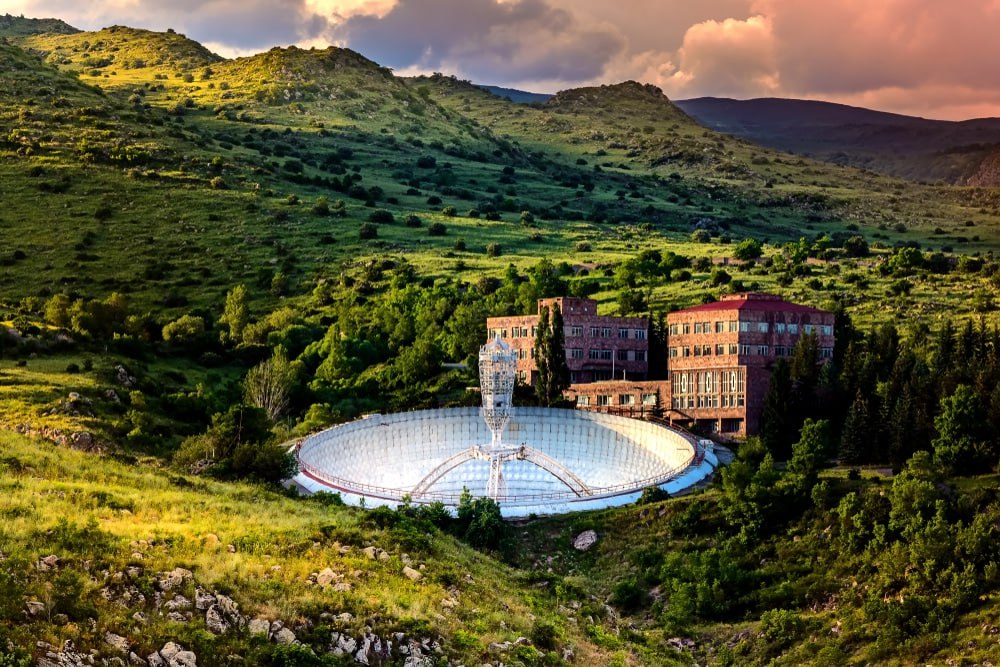 Ныне разрушенный радиооптический телескоп Геруни на склоне горы Арагац