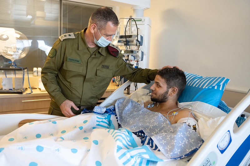 Раненый израильский военнослужащий в больнице
