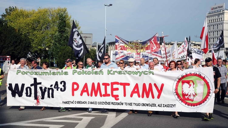 Демонстранты в Польше с плакатом «Помним Волынь». 2016
