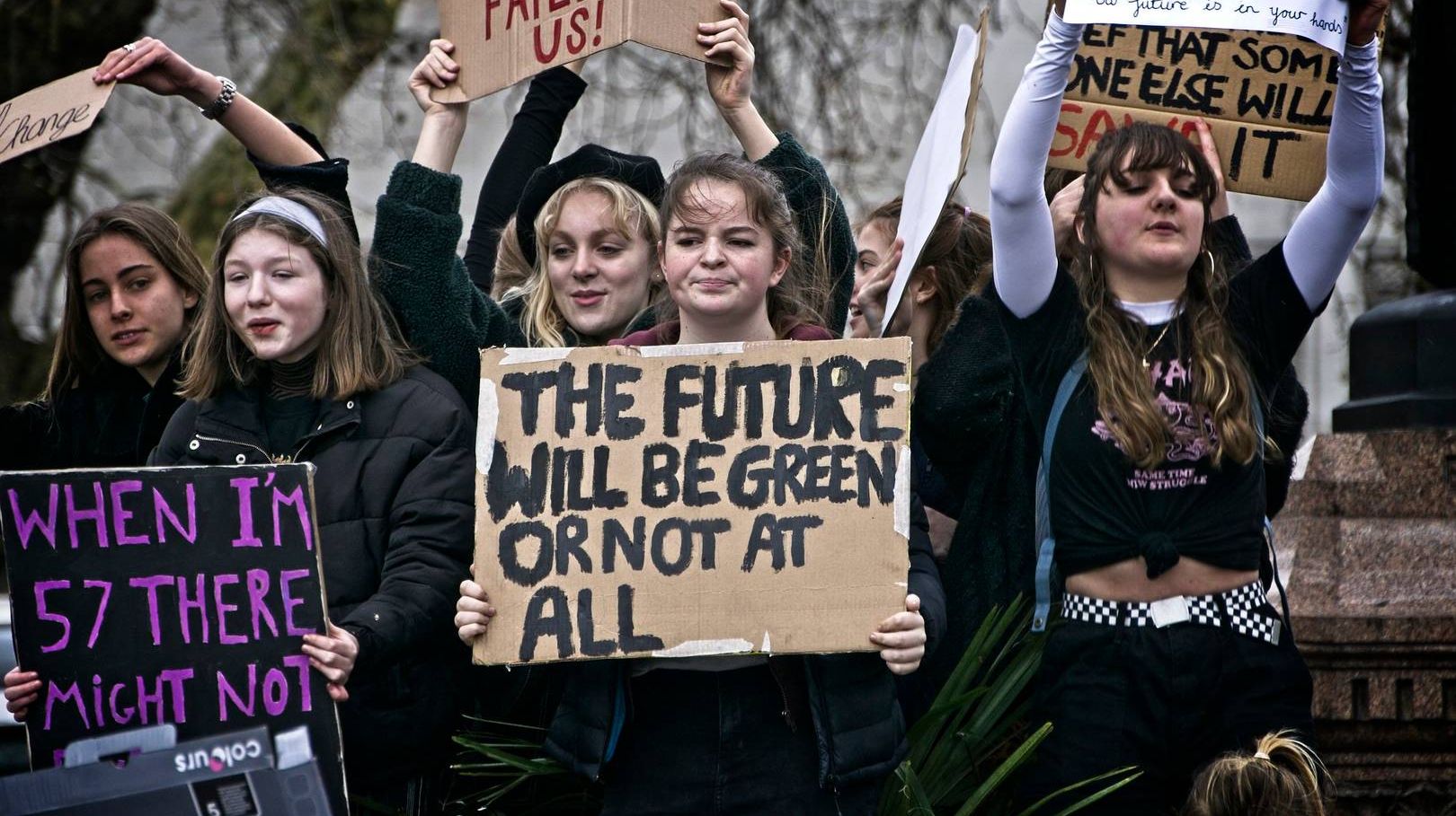 Подростки на акции протеста по климату
