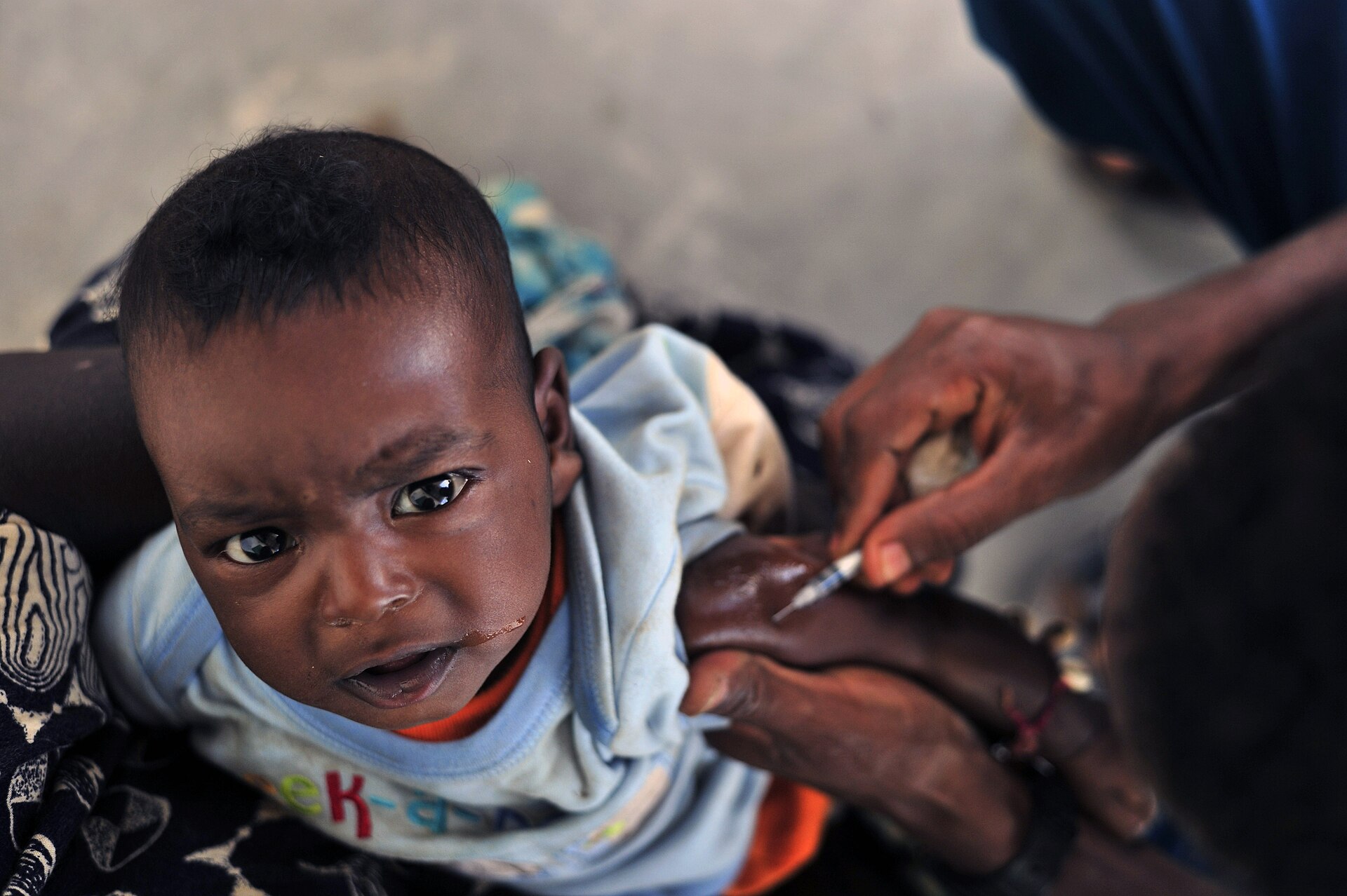 1920px-Vaccination_of_a_child