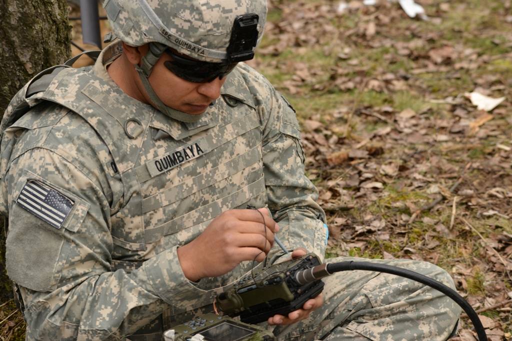 Американский солдат с приемником GPS