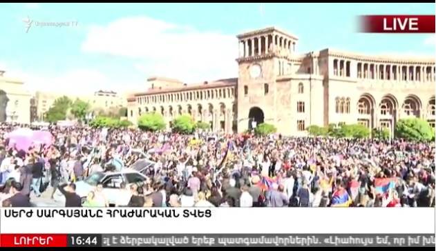 Ликование на улицах Еревана после сообщения об отставке Саргсяна