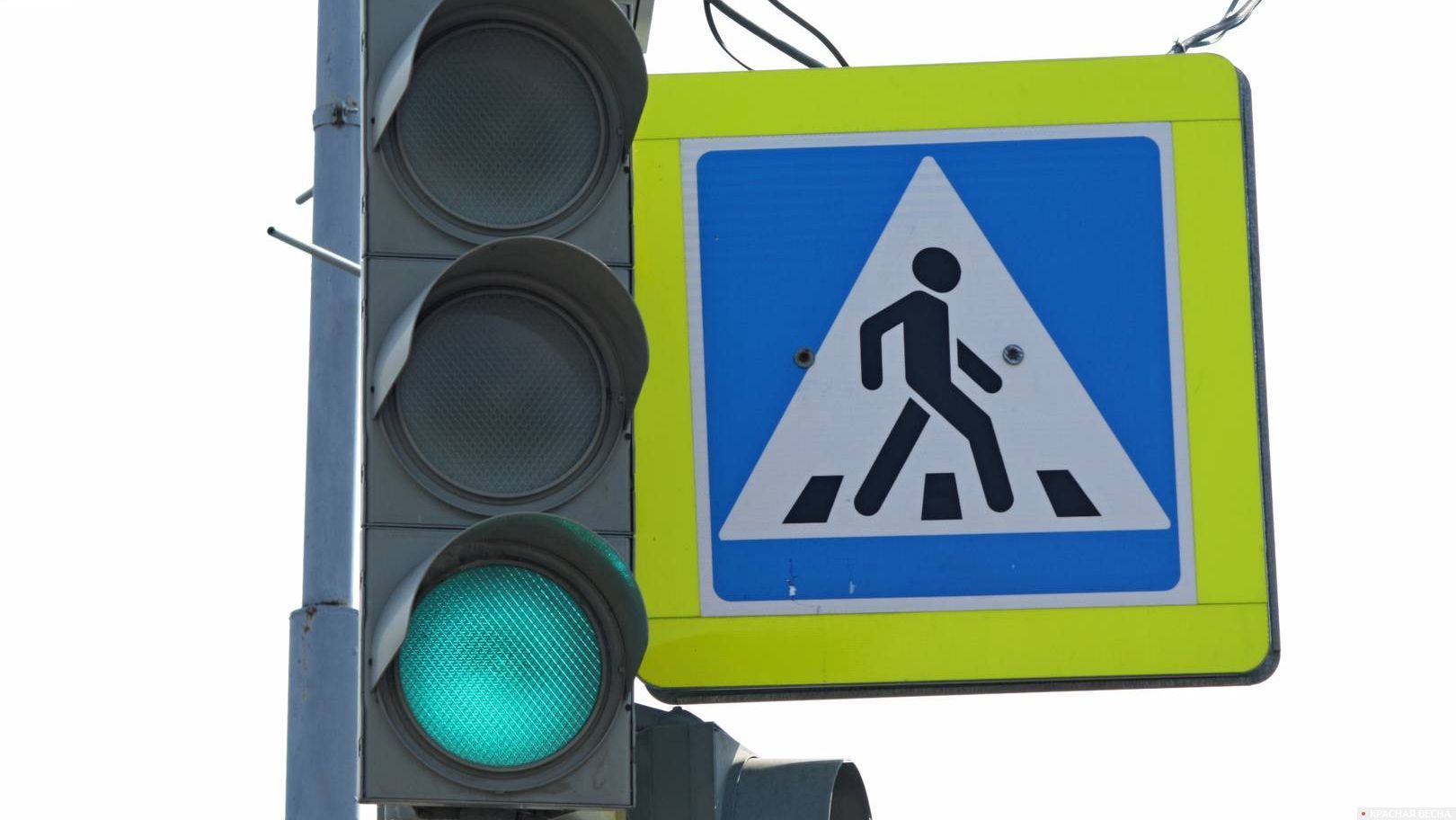 Зеленый сигнал светофора и пешеходный переход