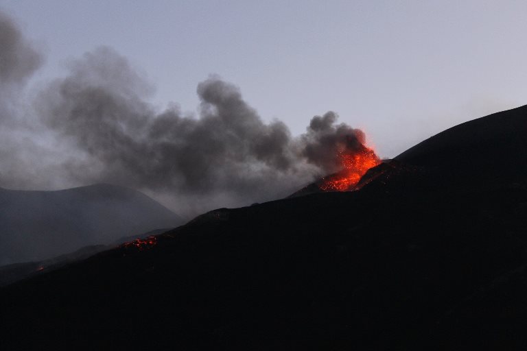 Обычное мягкое извержение, типичное для горы Этна (Италия) 