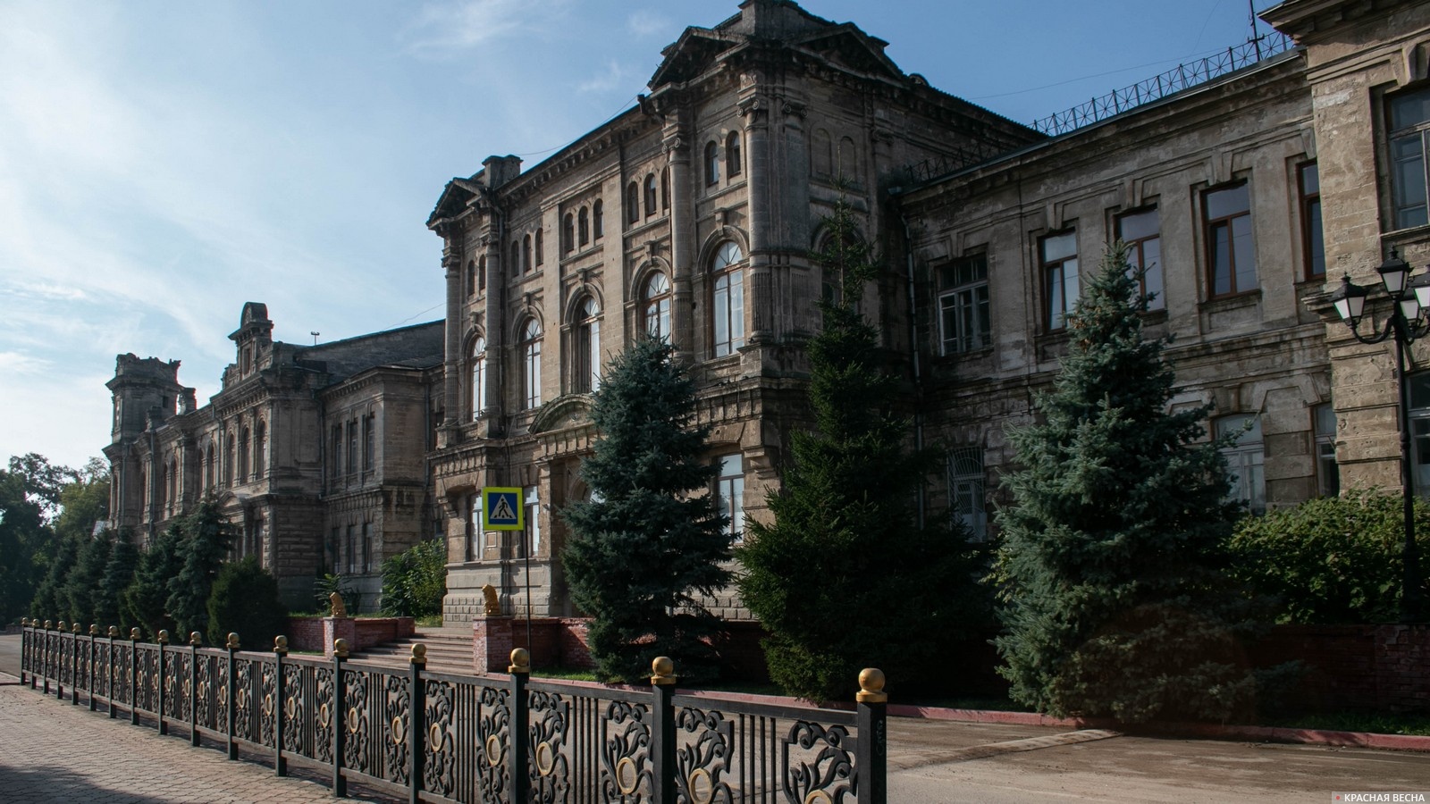 Здание бывшей гимназии. Керчь, Крым