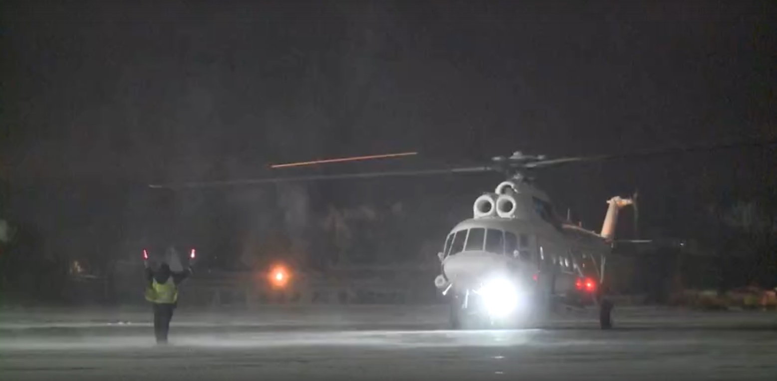 Вертолет МИ-8МТВ-1 в аэропорту Сыктывкара. 2 декабря 2022 г.