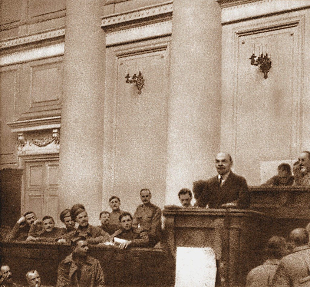 В.И.Ленин выступает в Таврическом дворце с Апрельскими тезисами. Петроград, 4 (17) апреля 1917 года