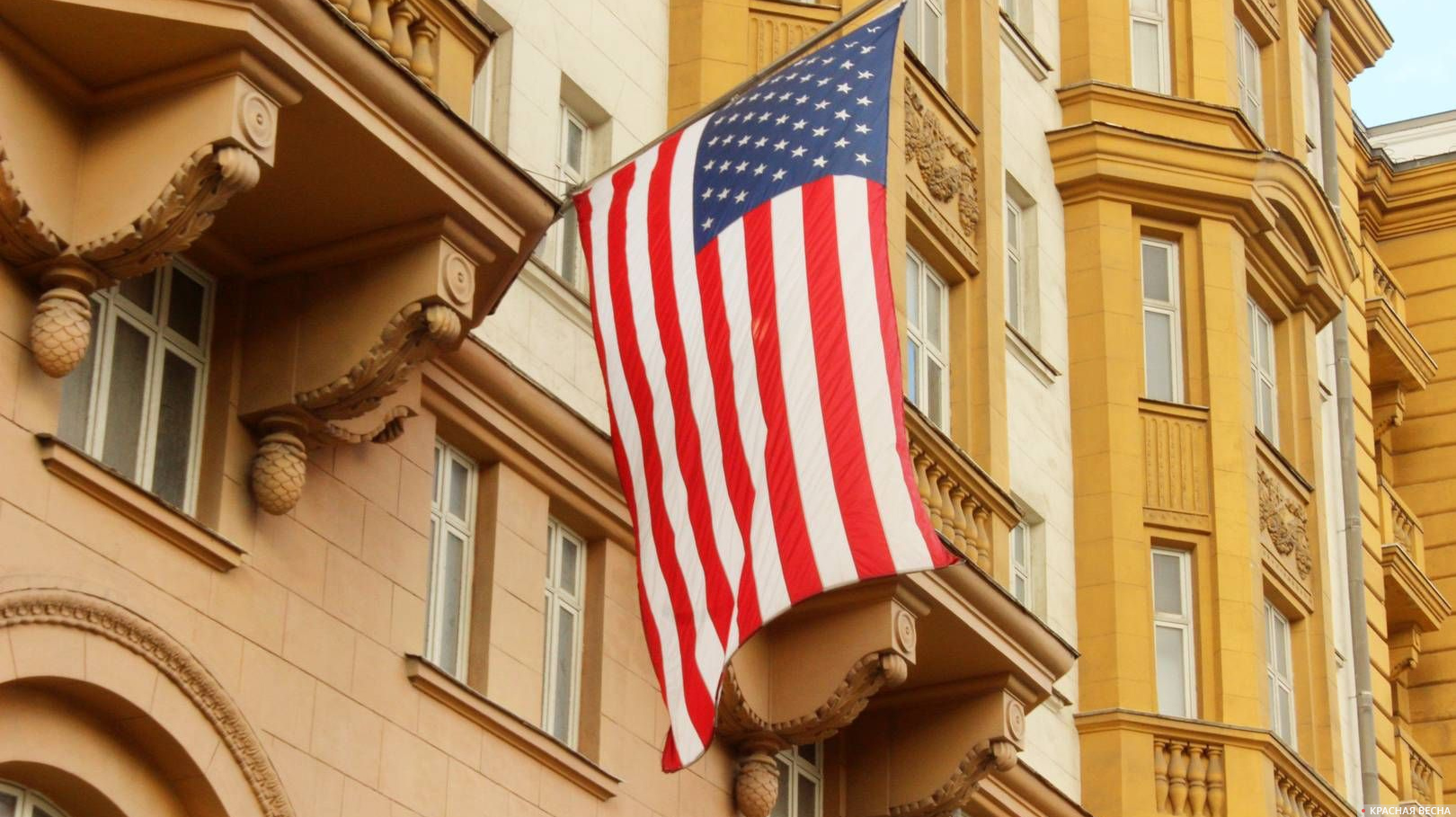 Флаг США на американском посольстве в Москве