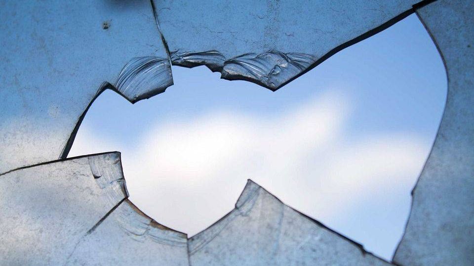 Разбитое окно