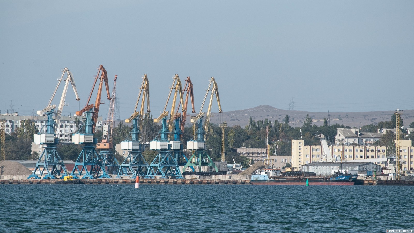 Краны Керченского морского торгового порта. Керчь, Крым