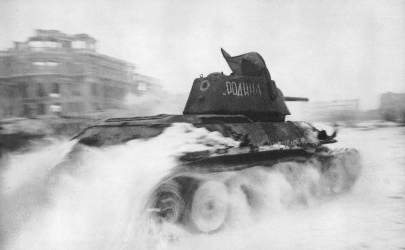 Танк Т-34 «Родина» на площади Павших Борцов в Сталинграде
