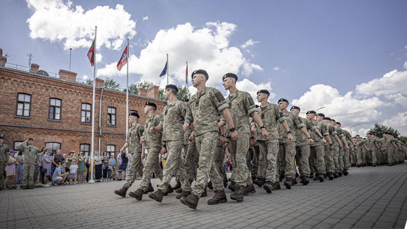 Солдаты литовского инженерного батальона, увольняющиеся в запас