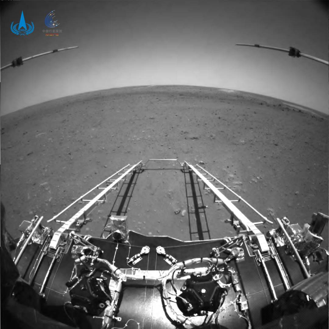 Снимок фронтальной камерой марсохода «Чжужун»
