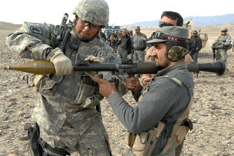 Солдат армии США обучает офицера афганской полиции