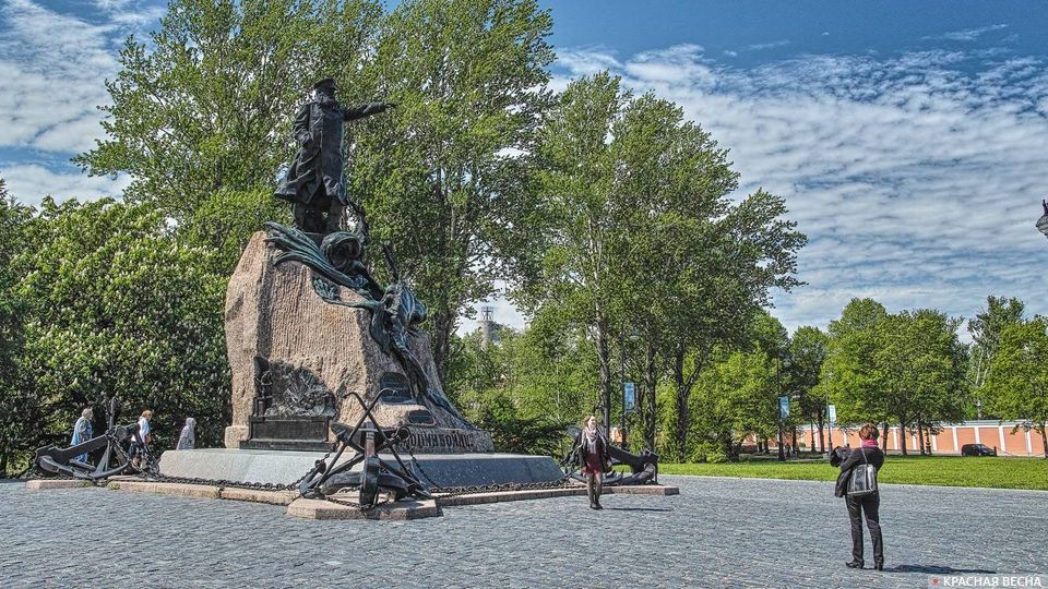 Памятник С. О. Макарову. Кронштадт. 07.2013