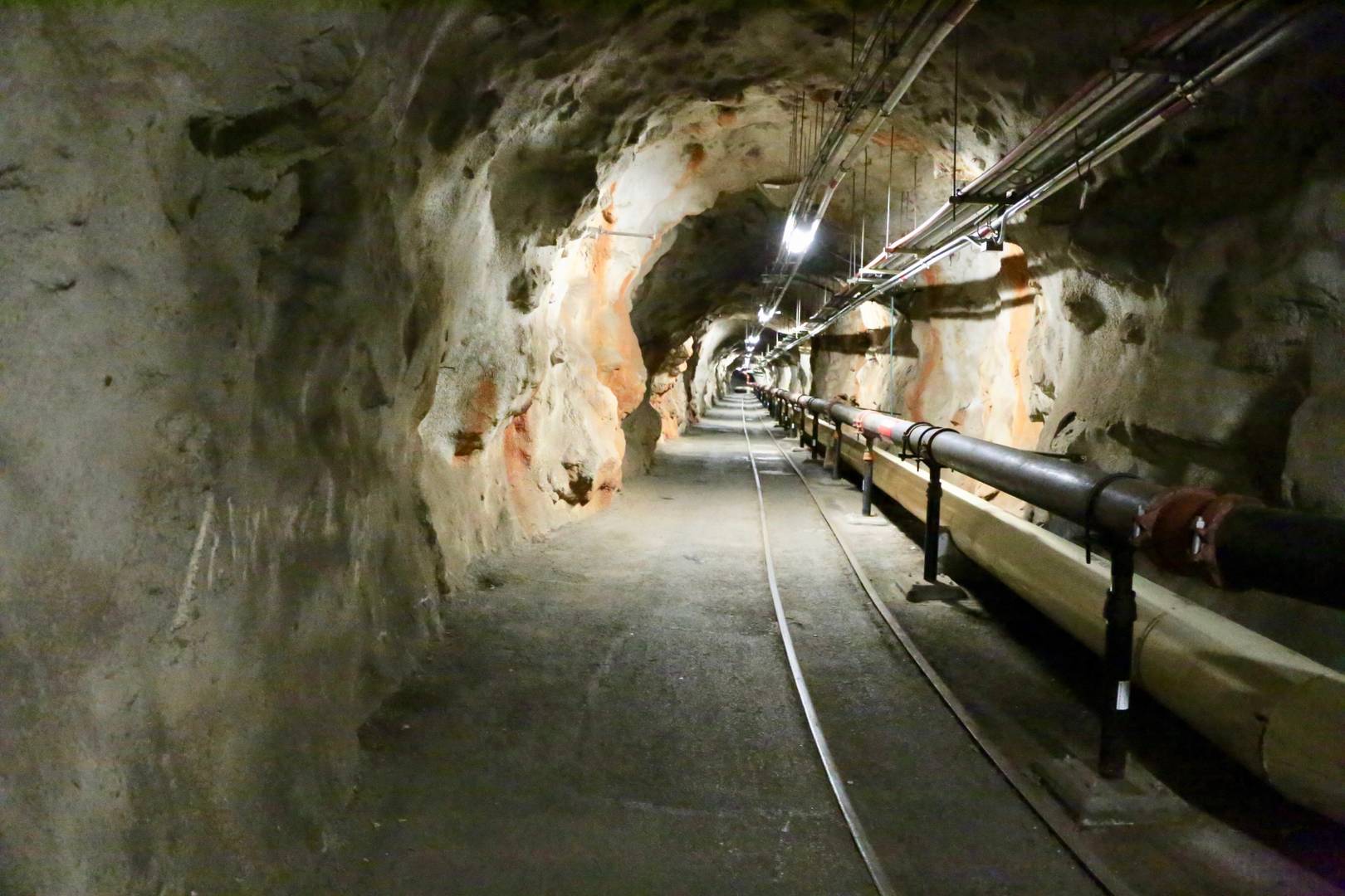 Один из подземных туннелей текущего военного топливохранилища Red Hill. Перл-Харбор, Гавайские острова