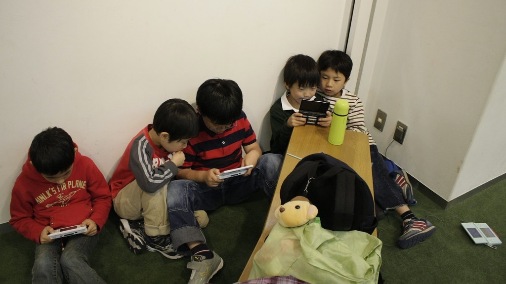 Японские дети играют в игры