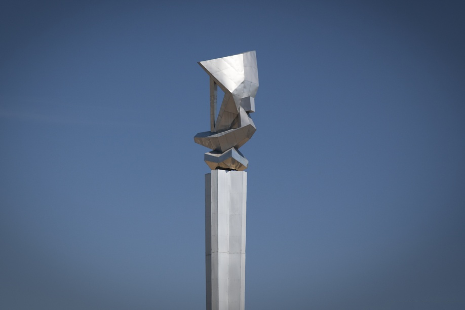 Стела «Ладья» в Тольятти