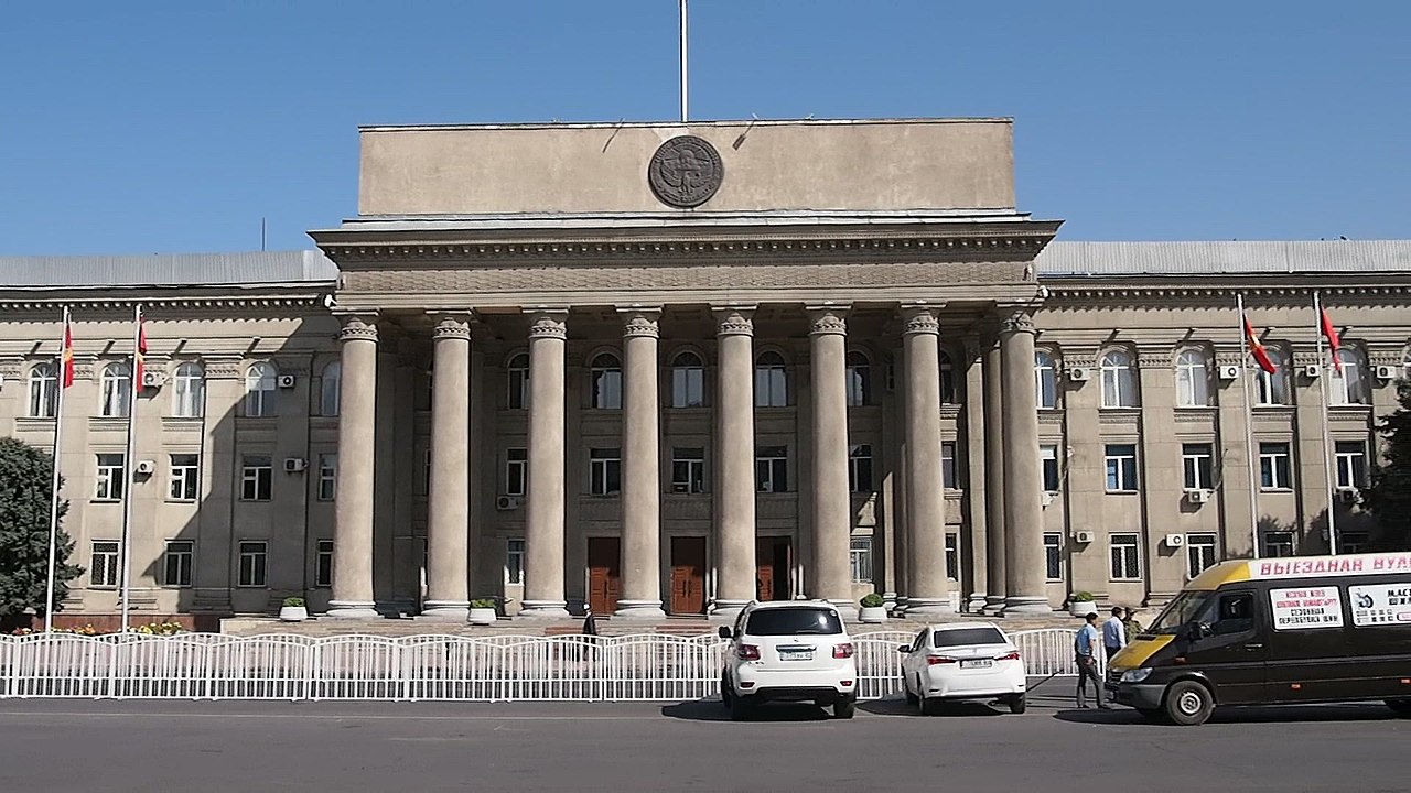 Здание Верховного совета. Бишкек, Киргизия