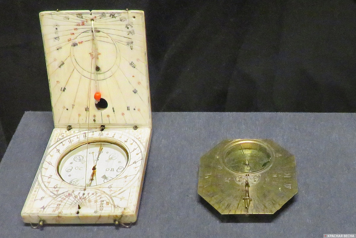 Слева — часы солнечно-звездные с компасом и «вечным календарем», Германия, начало XVIII в. Справа —  часы солнечные универсальные горизонтальные с компасом, Франция, начало  XVIII в. 