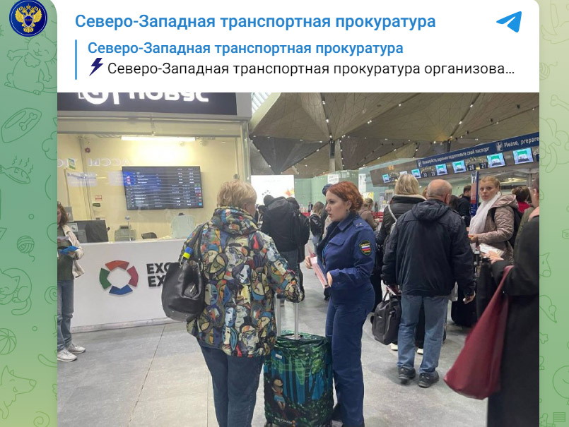 Помощник Санкт-Петербургского транспортного прокурора Алена Краева рабоатет в Пулково с пассажирами