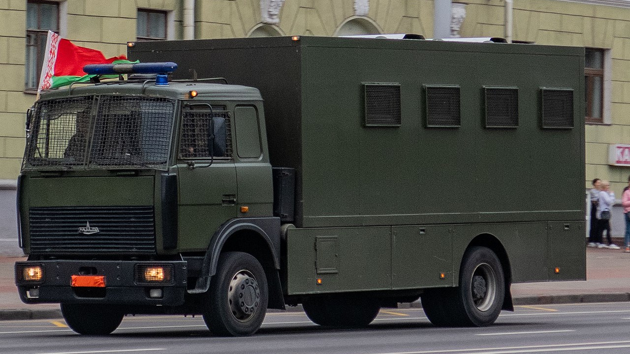 Автозак с флагом и закрытым номерным знаком. Минск, Беларусь