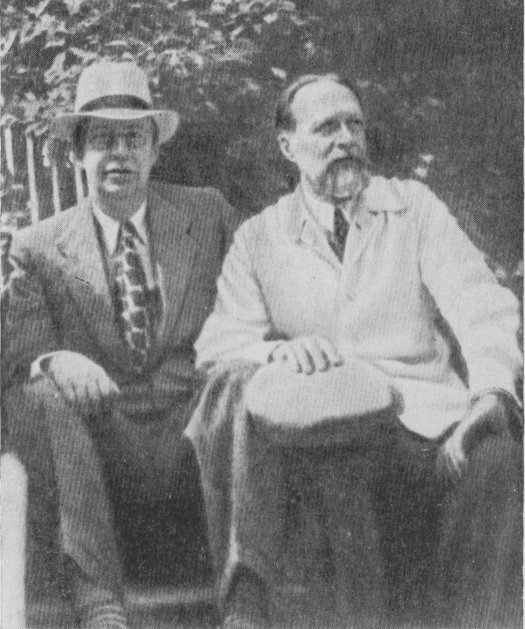 С. С. Прокофьев и Н. Я. Мясковский в саду на Николиной горе (1946 г.)