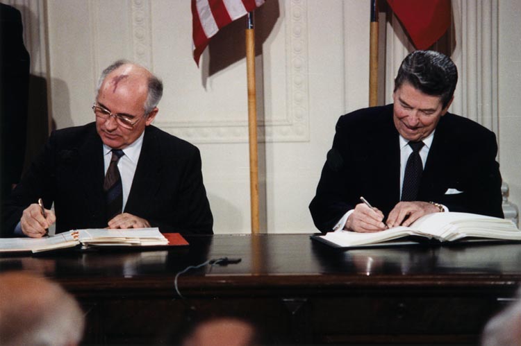 Генеральный секретарь ЦК КПСС М. С. Горбачёв и президент США Р. Рейган подписывают Договор о РСМД