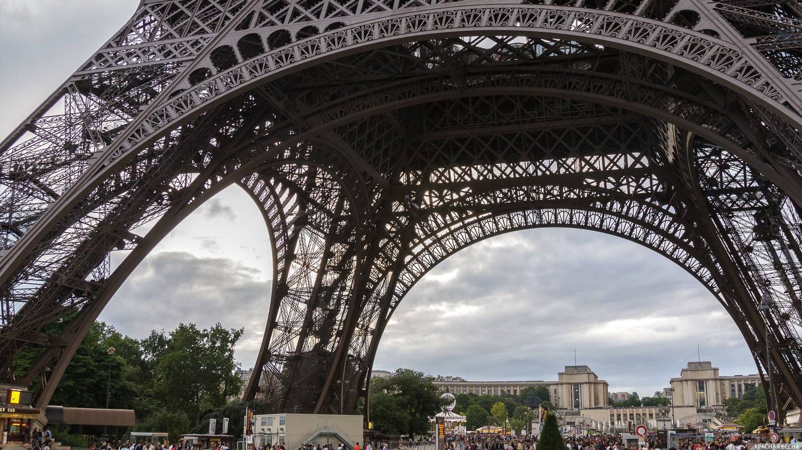 Эйфелева башня, Париж, Франция. Июнь 2011