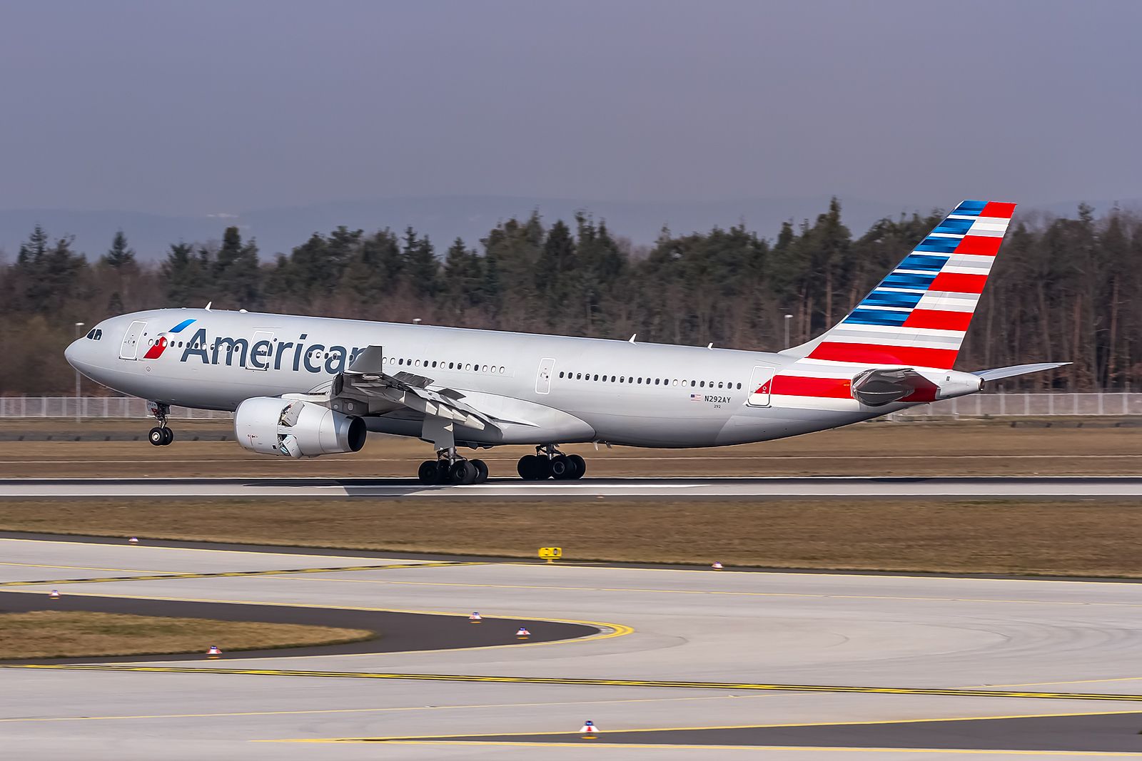 N292AY American Airlines Airbus A330-243 arriving from Philadelphia KPHL on Rwy 25R Frankfurt EDDF 08.04.2015