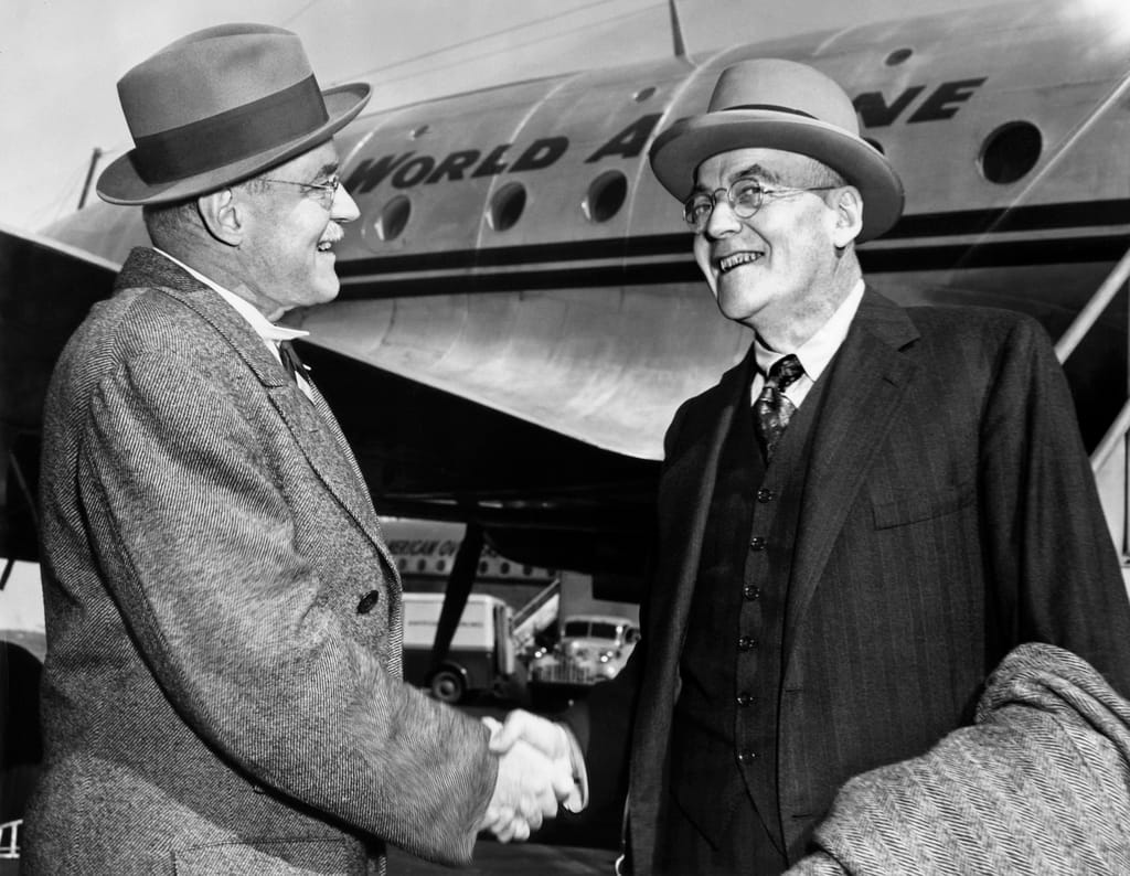 Аллан Даллес встречает своего брата Джона Фостера Даллеса (справа), эксперта по внешней политике Республиканской партии, когда он прибывает в Нью-Йорк. Октябрь 1948 года