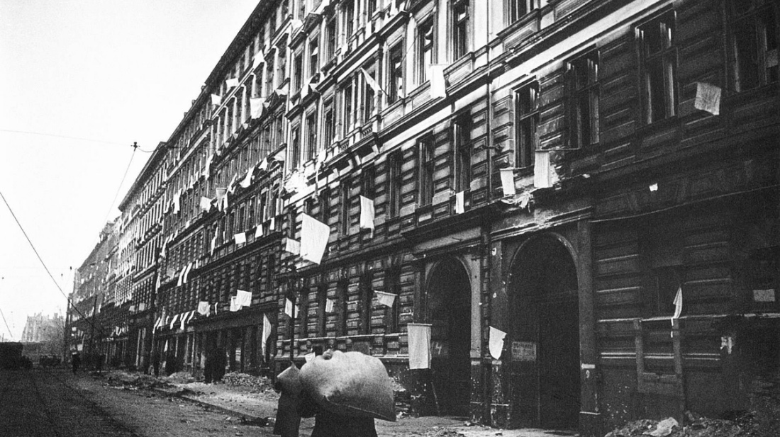 Белые флаги капиталяции. Берлин, 1945 год