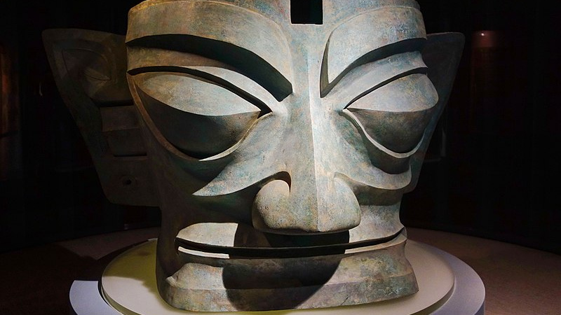 Бронзовая маска, раскопанная в жертвенной яме Саньсиндуйского участка № 2