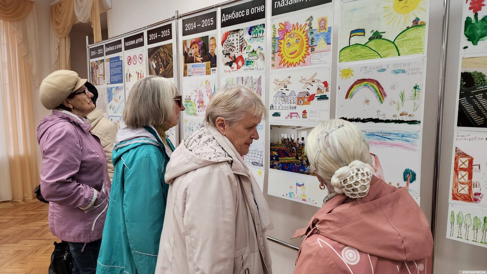 Ветераны на открытии выставки рисунков детей Донбасса в Алуште