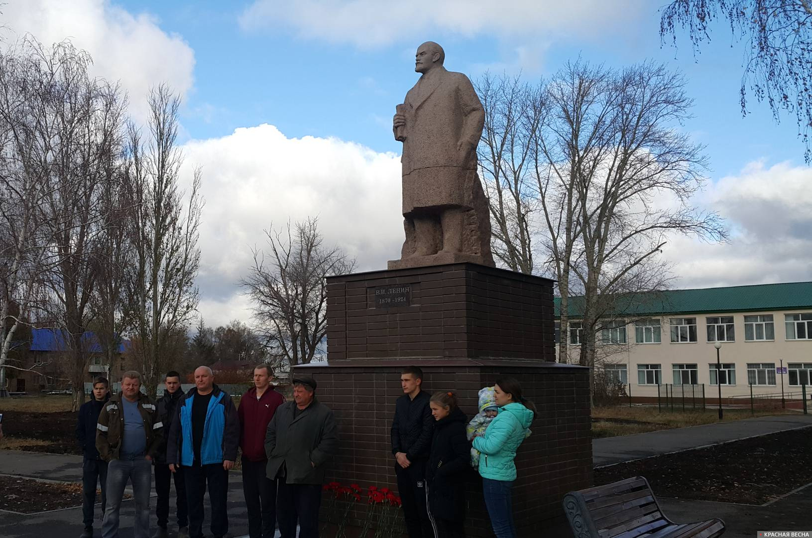 Жители села Августовки у памятника Ленину