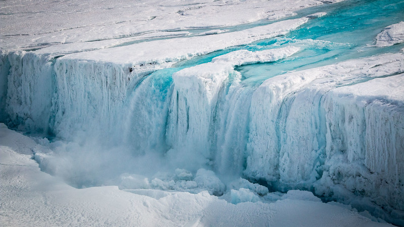 Водопад на леднике Нансена в Антарктиде (1999 год)