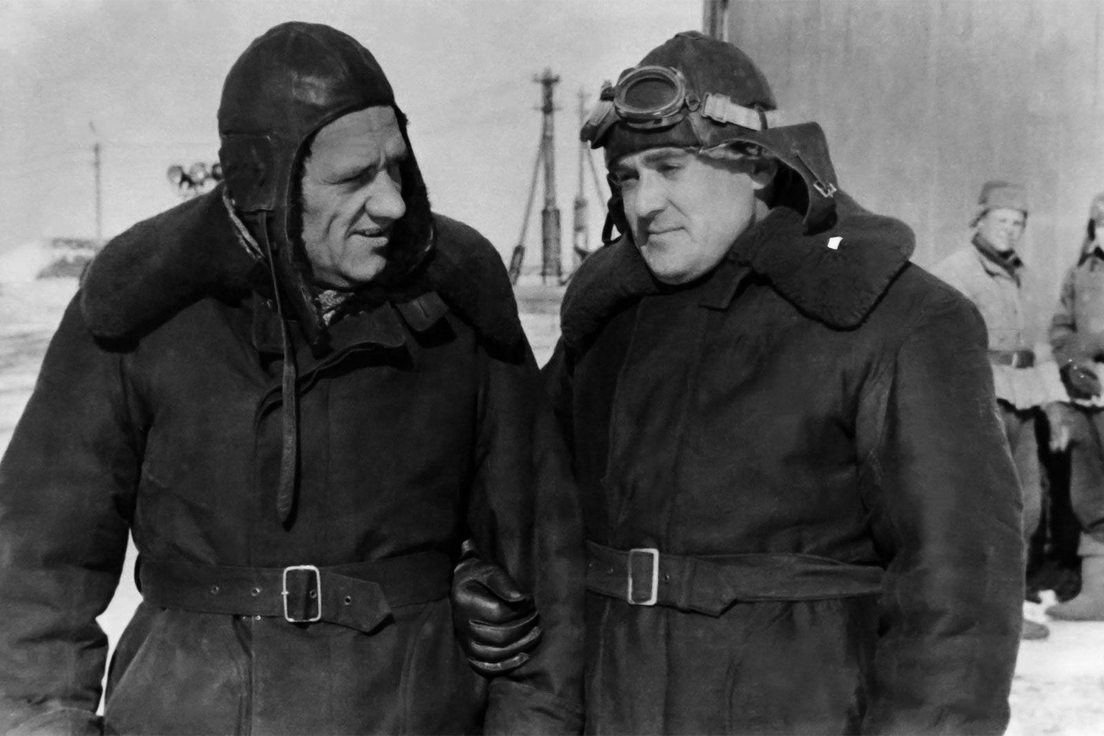 Н. А. Пилюгин (слева) и С. П. Королев на ракетном полигоне Капустин Яр. 1947 год. Главархив Москвы