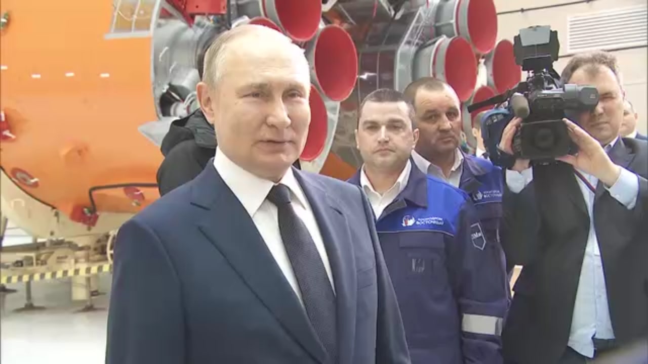 Владимир Путин во время посещения космодрома Восточный